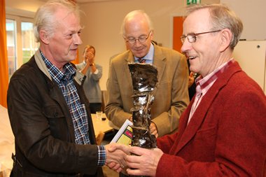 Johan Boswinkel overhandigt cheque en beeld