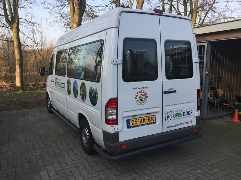 OpenDoor bus met Pallieter sticker